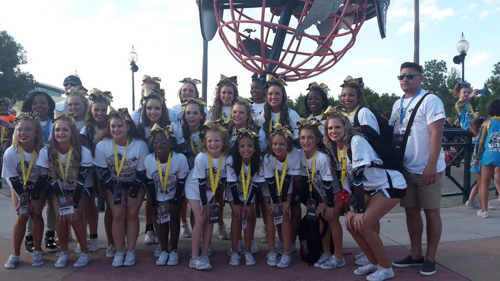 TheApexCheer's tweet photo. Day two! Let's make the day sparkle like GOLD. #apexcheer #srgold http://t.co/pPecYore2Q