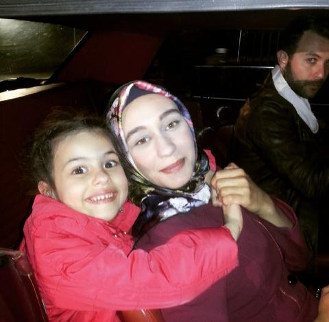 OtesizOtnsanlar's tweet photo. Kuzu, @ErguLmiray ve pipet 😃😃😄😄😄😆 @nikostanbul #damlaa http://t.co/eJ42dq5J3U