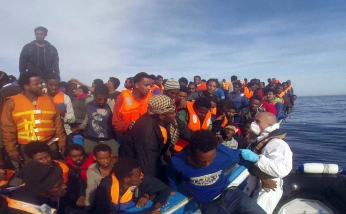 ElHuffPost's tweet photo. Rescatados 3.700 inmigrantes en aguas del Mediterráneo en las últimas horas http://t.co/e9MHGfeto2 http://t.co/QKq3HrqR7L