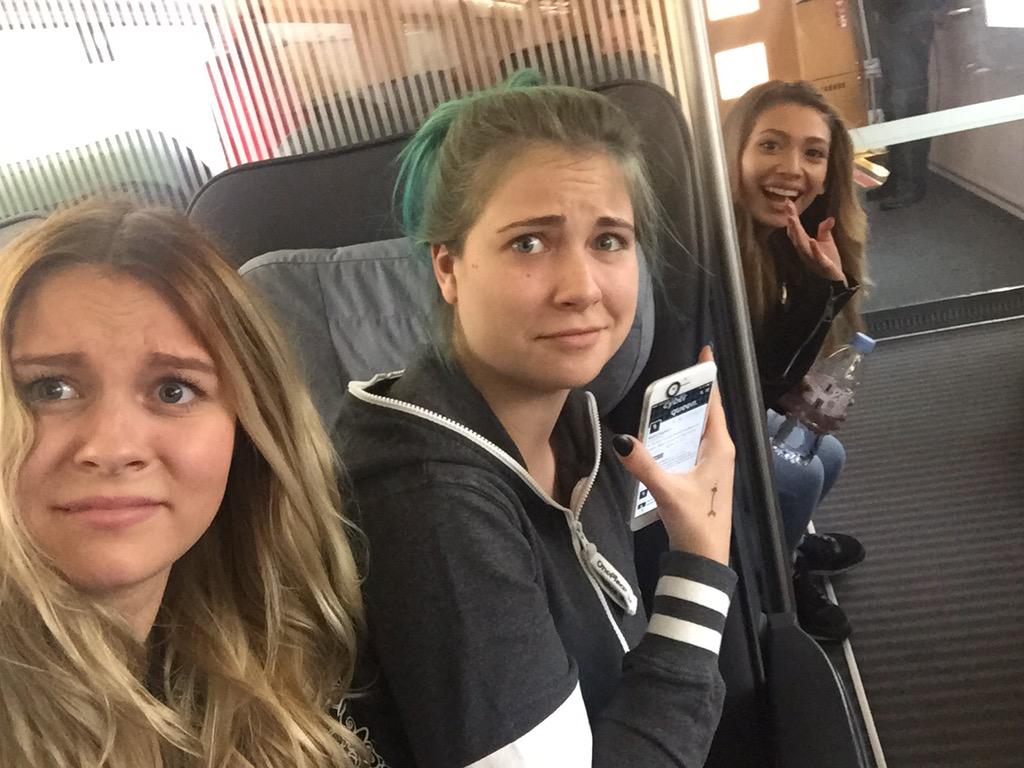 dagibee's tweet photo. So witzig 😂 nach 3 Stunden fahrt entdecke Ich plötzlich, dass @PaolaMariaONE einfach GENAU hinter uns sitzt HÄ 😂 http://t.co/aoYz3SONNr