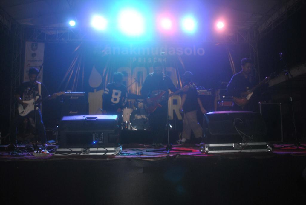 anakmudasolo's tweet photo. Kalian keren 👊"@strainsOL: Ini foto kita pas acara @anakmudasolo kemarin http://t.co/w69ouxw4Gs"