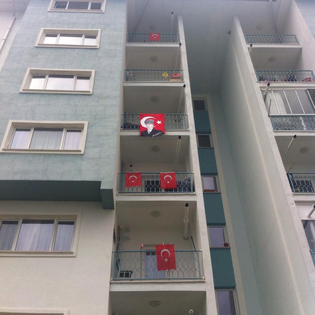 AEU_TDT's tweet photo. Topluluk olarak 3 Mayıs Türkçülük Gününde Türk Bayrağımızı halkımıza dağıtmış bulunmaktayız. @zorlu77 http://t.co/DGyM9o74bX