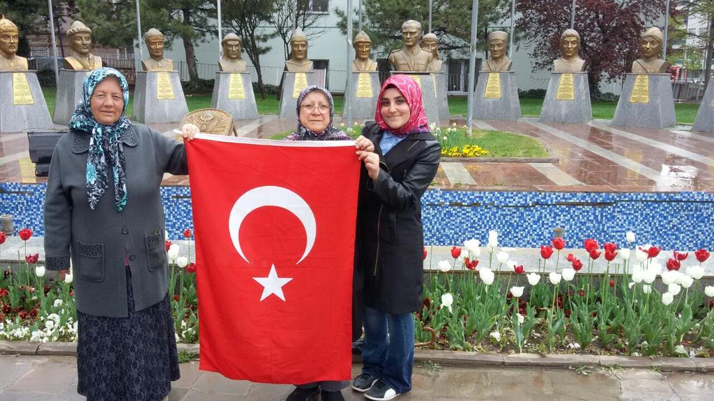AEU_TDT's tweet photo. Topluluk olarak 3 Mayıs Türkçülük Gününde Türk Bayrağımızı halkımıza dağıtmış bulunmaktayız. @zorlu77 http://t.co/DGyM9o74bX