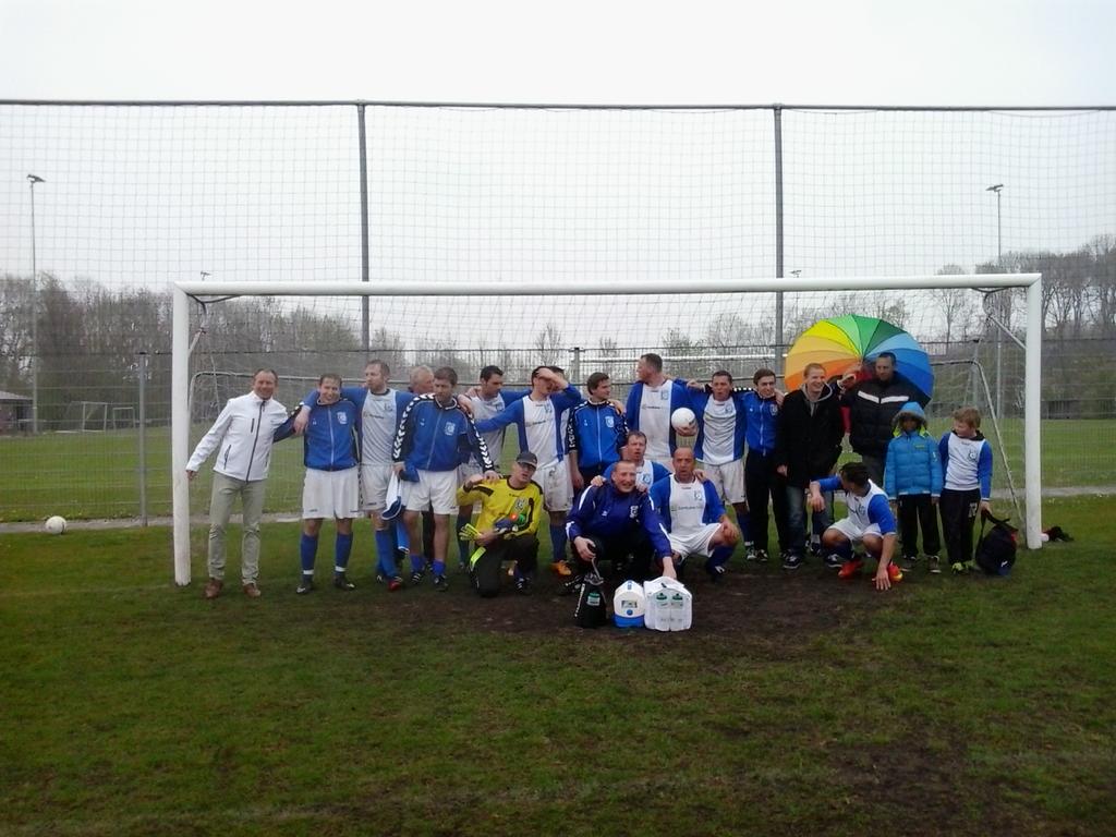 AnCatWe's tweet photo. Laatste uitwedstrijd van RES gespeeld in en tegen Kuinre: 1-1
Wat gaan we dit missen mannen van RES ..........😭😭😭 http://t.co/9kDDuR6PR6