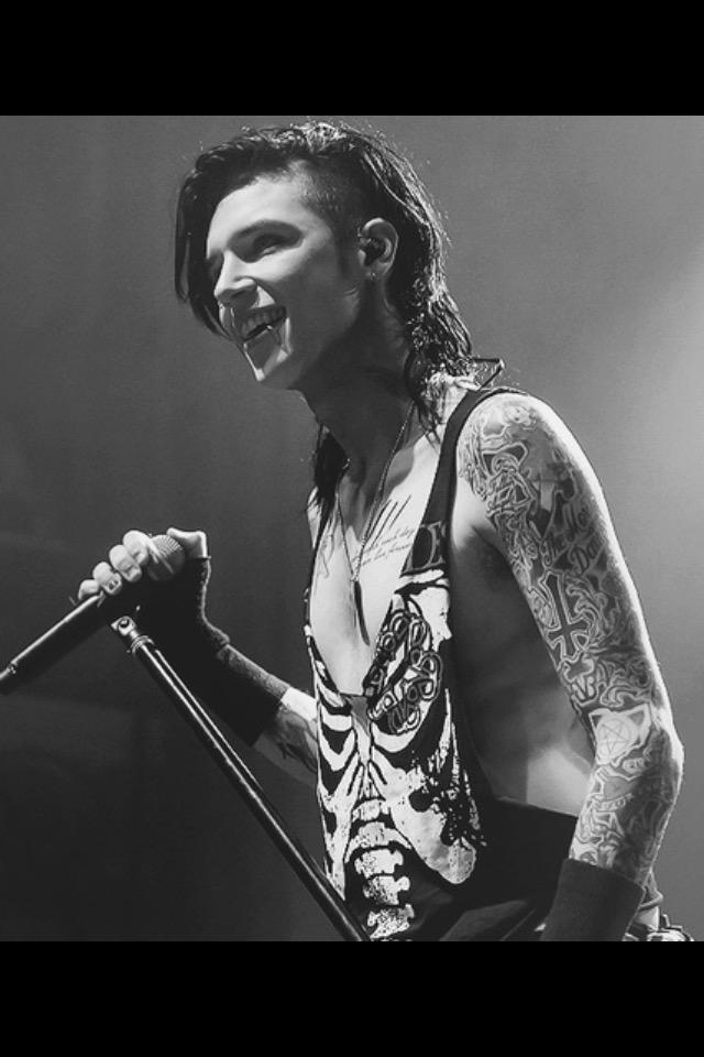 EmskiiRogue's tweet photo. Why are you so fucking perfect @AndyBVB #BVB http://t.co/O6bpBkapVo