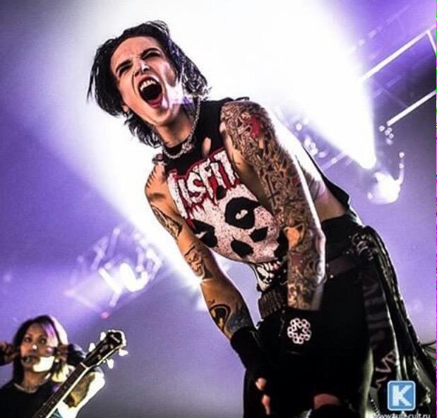 EmskiiRogue's tweet photo. Why are you so fucking perfect @AndyBVB #BVB http://t.co/O6bpBkapVo