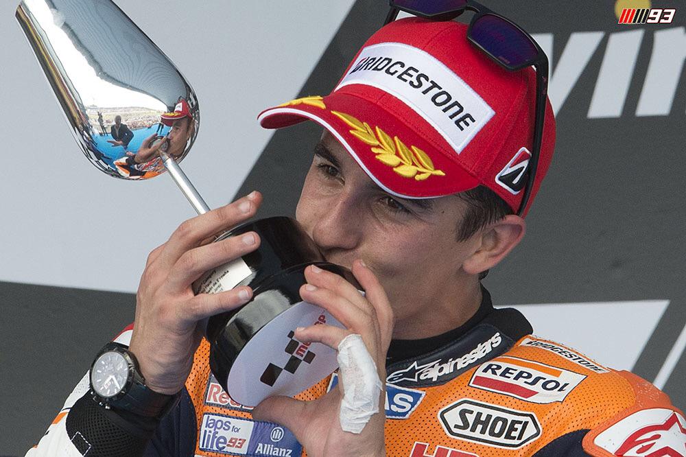 marcmarquez93's tweet photo. Contentos por el fin de semana. / Happy with this weekend. #DiaDeLaMadre 👏 http://t.co/AFa0hZE8p2