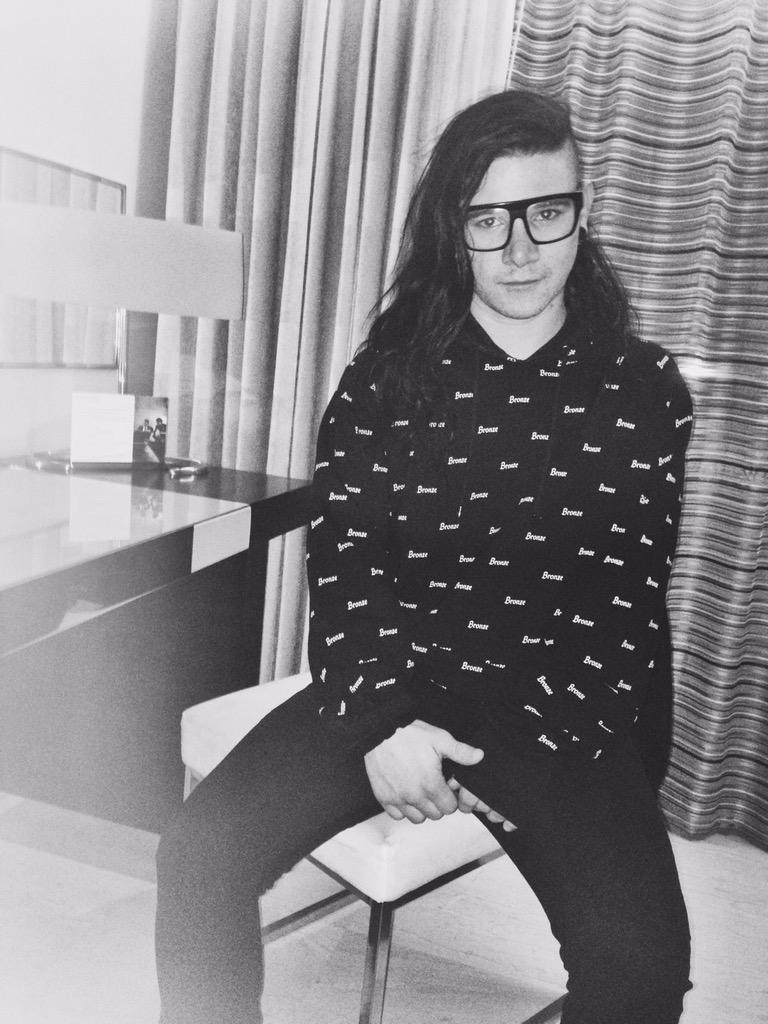TheBronzeTrade's tweet photo. Here's @Skrillex doin it for the bronze http://t.co/FgtHH91XLV