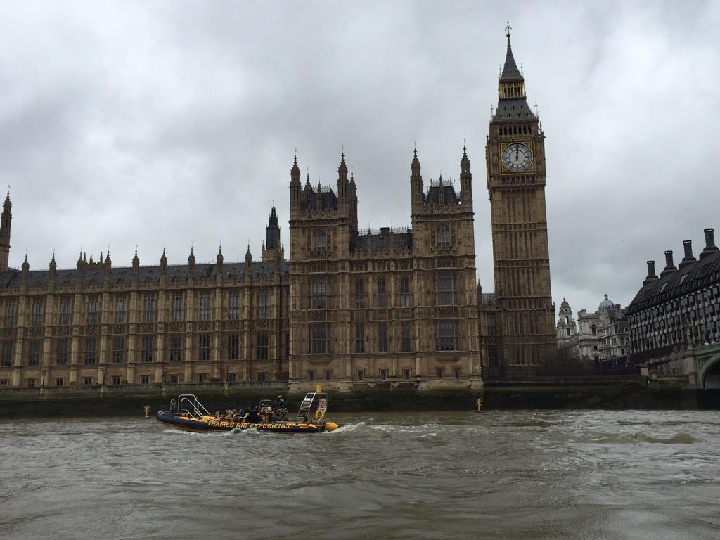AHOYofficial's tweet photo. Thanks goes to @ThamesRIBExp and their passengers for cheering and encouraging the #100kRow ers. @hashtagINVOLVE http://t.co/7rIZ2iH27E
