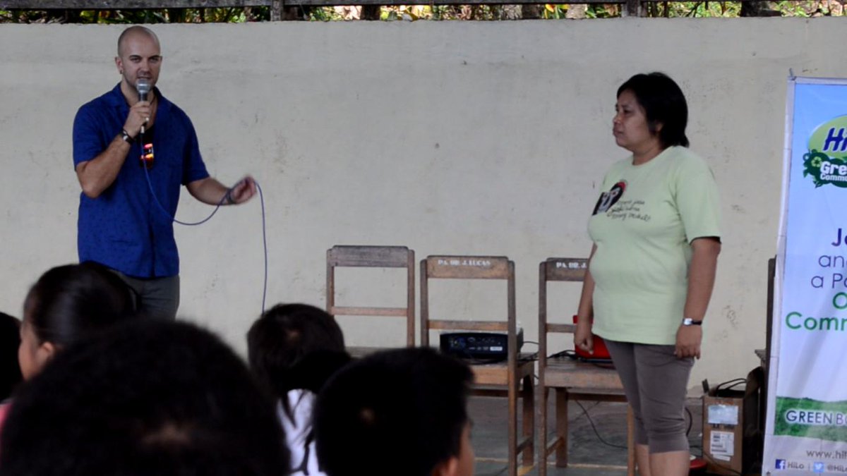 HiLoMDC's tweet photo. sesi story telling dari @SelamatkanYaki yang dibawakan oleh kak Harry dan kak Junita #TumblerDay #GreenBooster http://t.co/XPYY0GkzxP