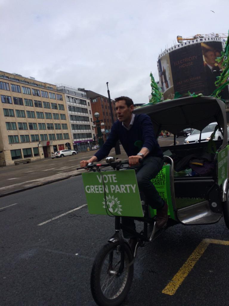 _JesseMeadows_'s tweet photo. Darren doing the rounds! #paintBristolgreen #VoteGreen2015 #greenmobile @bristolgreen @DarrenHall2015 #despitetherain http://t.co/aQdwZofKry