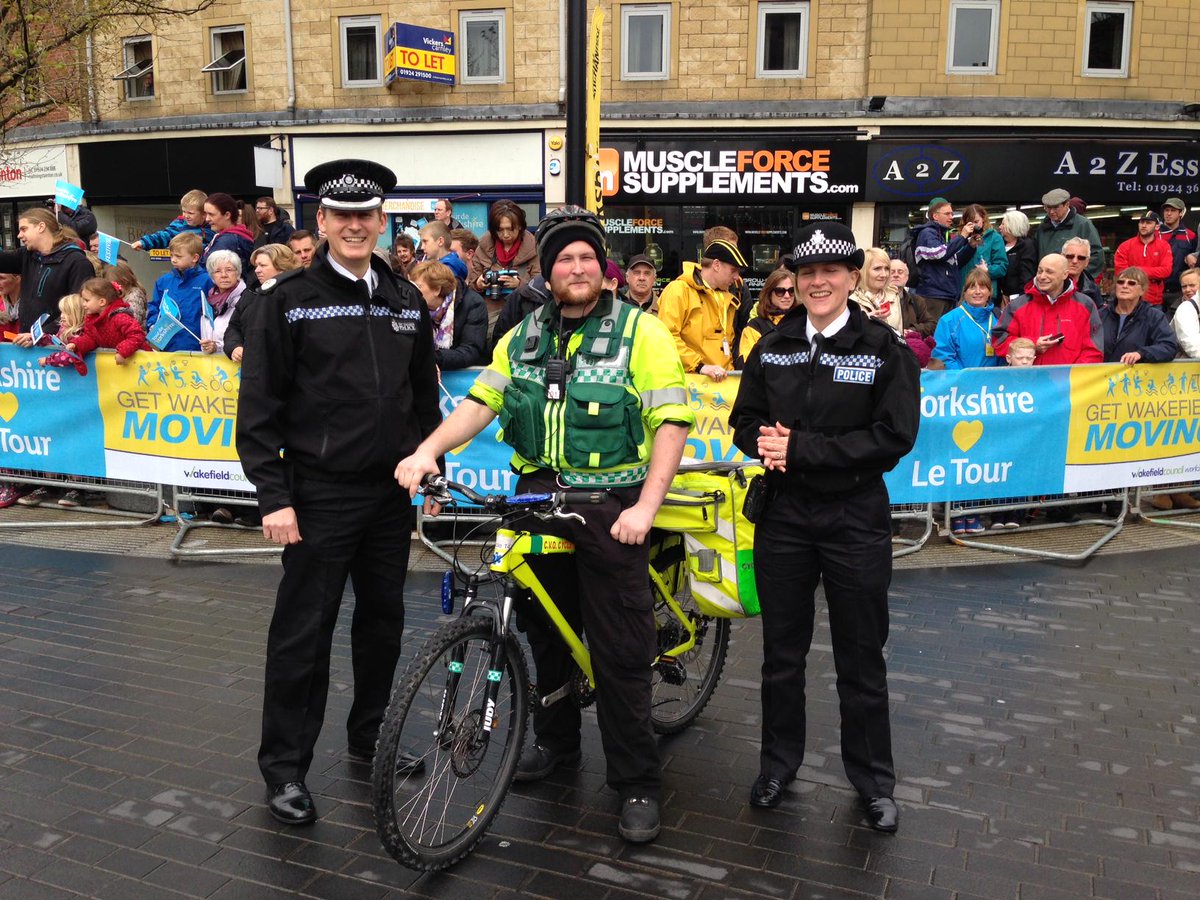WestYorksPolice's tweet photo. Assistant Chief Constable Mark Milsom:"Crowds great in #Wakefield. Fantastic atmosphere at the start." #TDYPolicePics http://t.co/k5sLrqCjgu