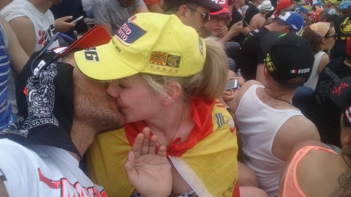 46Cggodoy's tweet photo. @circuitodejerez #yoestoyenjerez  el amor puede con todo.... Rossi/Marquez http://t.co/scbkHI0z8i