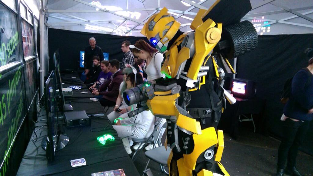 FragersUK's tweet photo. Anyone lose a transformer @GeeksComicCon ? #transformers #cosplay #gamersbus #geeksdoncaster #comiccon http://t.co/J59MVfjdcC