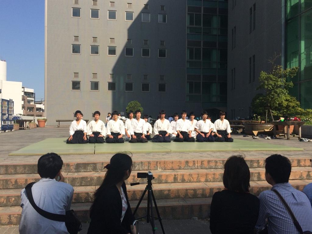 阪大合気道サークル いちょう祭で行った演武の様子です 見に来てくれた方 当日は天気がよく 暑い中でしたが本当にありがとうございました 部員一同感謝しております 体験見学 いつでも歓迎していますので 興味のある方は連絡くださいね Http