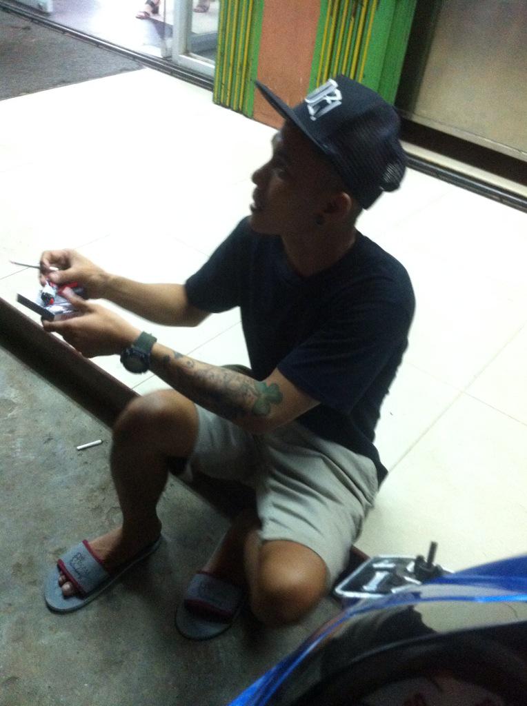 Lezzano's tweet photo. Gelandangan @kateratchy @_DewiKusuma http://t.co/ZN926sk2S1
