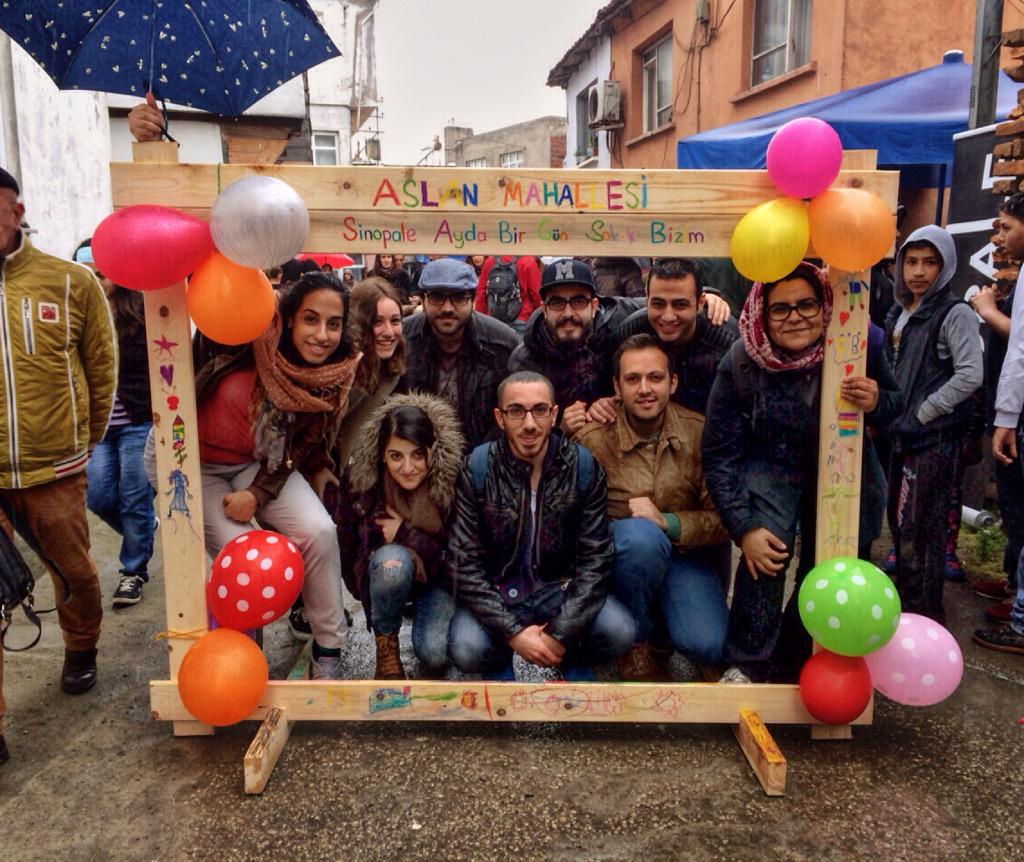 Sinopale's tweet photo. @VoccaAcappella #Sinopale #AydaBirGünSokakBizim dedi. Harika performansları için teşekkür ederiz. #vocca #sokakbizim http://t.co/7ZWjoJSLnP
