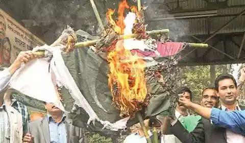 नाराज कश्मीरी पंडितों ने जलाया पाकिस्तान का झंडा..... Jai ho... #OurKashmirWeDecide #KPMission5000 ..