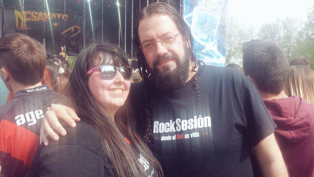 rlavidg's tweet photo. Nunca sabes con quien te vas a encontrar cuando vas a escuchar buena música,con @elchayi disfrutando a @desakatorock http://t.co/fOTnK5WDoC
