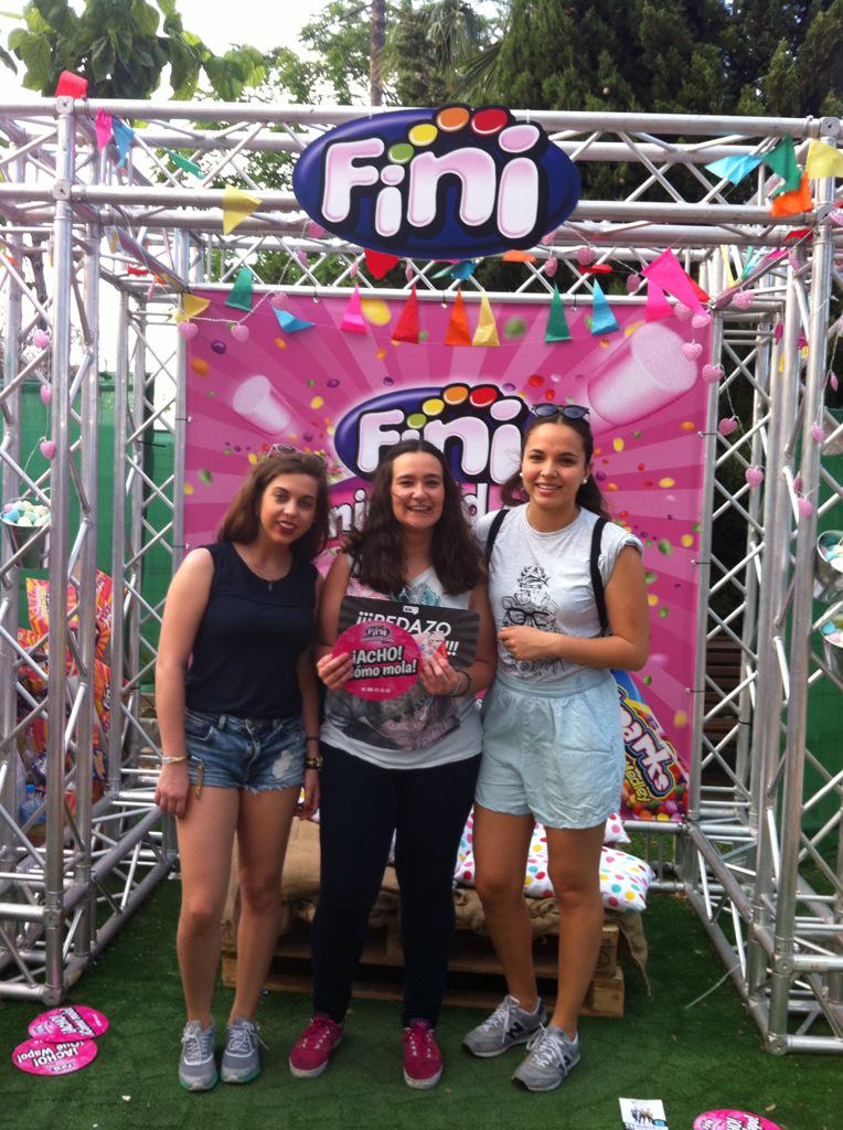 Fini_golosinas's tweet photo. Eres tú el de la foto? Etíquetate y RT! La foto más RT tiene #ipad! #FINISOS #SOS48festival #sosfestival #ACHO http://t.co/W4lNK9URB3