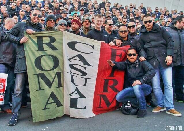 sjaakkohaku's tweet image. AS Roma "fans" bij FC Groningen.En dan als Feyenoord een flinke boete krijgen voor een opblaasbanaan... #RacistScum