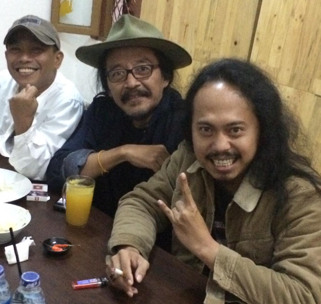 Semalam sy bersama surayah <a href="/pidibaiq/">Pidi Baiq</a> dan Sufi Asu  <a href="/CandraMalik/">Candra Malik</a> sepakat ingin bikin #KongresManusiaPertama