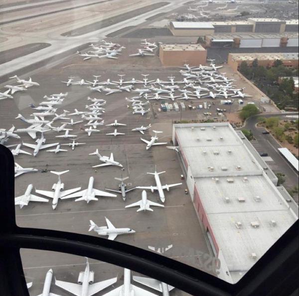 HaalandReport's tweet photo. La sección de Jets Privados en el aeropuerto de las Vegas, después de “La Pelea del Siglo.” http://t.co/Ve6TgeAeVp