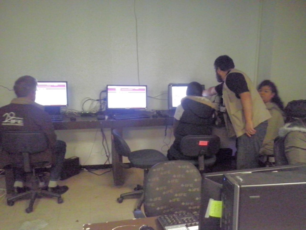 Distrito_VIII's tweet photo. En los preparativos del simulacro SIJE @INEMigueHidalgo  #Elecciones2015. http://t.co/uUlnNs95Xw