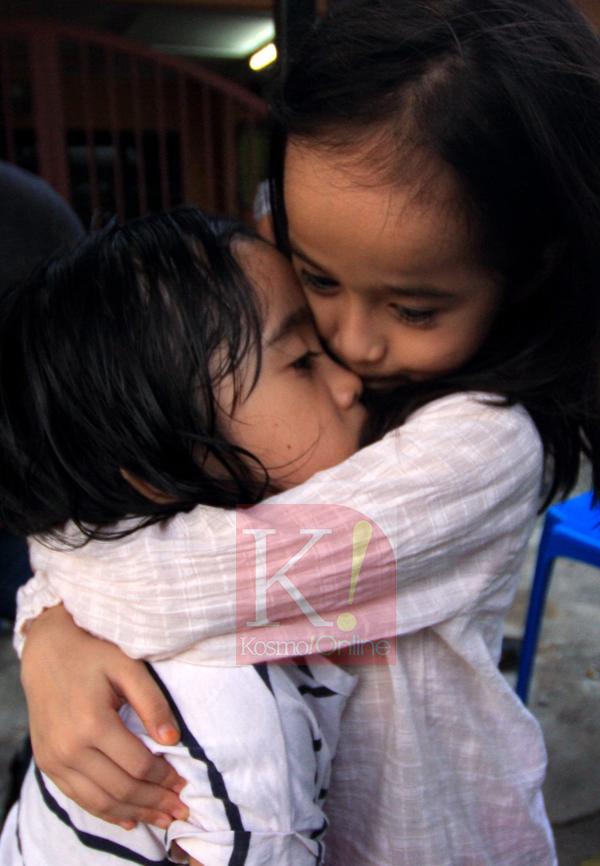 kosmo_online's tweet photo. [#AlbumKosmo] Nurfiruza Amira, 7 memeluk erat adiknya Nur Firuza Aqila, 4 ketika ditemui hari ini. #MyviFamilia #Duke http://t.co/SSPLWvLyJl