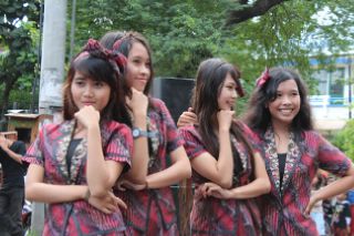 Hallo gaes ini pas kita tadi perform bawakan lagu Kirari cov dari Tokyo Girls Style yeyyy posenya unik #SGSID