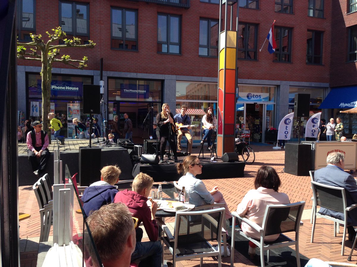 moellies1's tweet photo. 5 mei Bevrijdingsfeest in Dronten: op Het Havenplein. De hele middag muziek in intieme setting. #bevrijdingsfeest http://t.co/joPX5txvSy