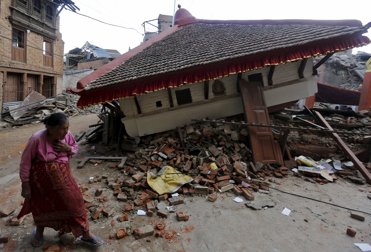 ANCALERTS's tweet photo. Death toll from Nepal's devastating quake passes 7,000 http://t.co/k57JtnlkwH (Photo via Reuters) http://t.co/LkVaMMqOeh