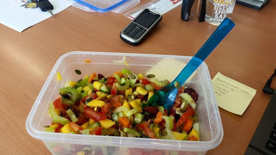 Lunchtip:mango,wortel,bleekselderij,pecannoten,pompoenpitten,honingdressing. Mix it and ready for lunch!!!