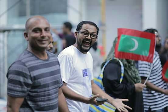 zuroo's tweet photo. EYYY POLICE, KOBA ADHIVES NUVEYTHA MI DHE DHUMMAARI DHOOKOLLAAKAH? #FreeWaddey&amp;Shaadu http://t.co/NSLXDouWkL