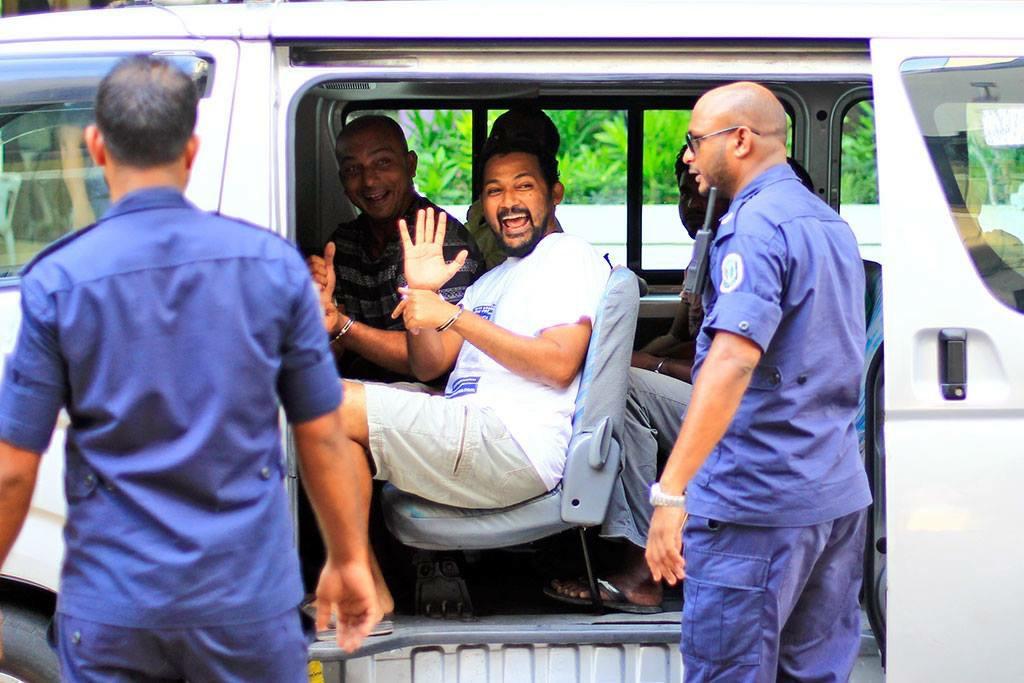 zuroo's tweet photo. EYYY POLICE, KOBA ADHIVES NUVEYTHA MI DHE DHUMMAARI DHOOKOLLAAKAH? #FreeWaddey&amp;Shaadu http://t.co/NSLXDouWkL