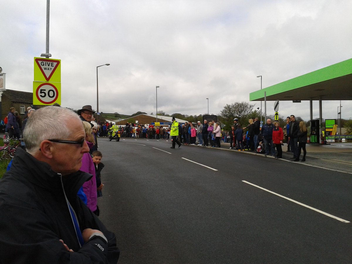 BigBrummyCook's tweet photo. @letouryorkshire Shepley turns out in force! http://t.co/zn5KS5MQz3