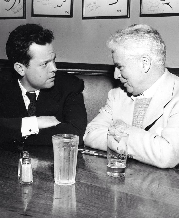 RobertWRossEsq's tweet photo. Just Orson Welles and Charlie Chaplin having a little chat. #PreciousImages #Welles100 http://t.co/tiRT4dZ2YD