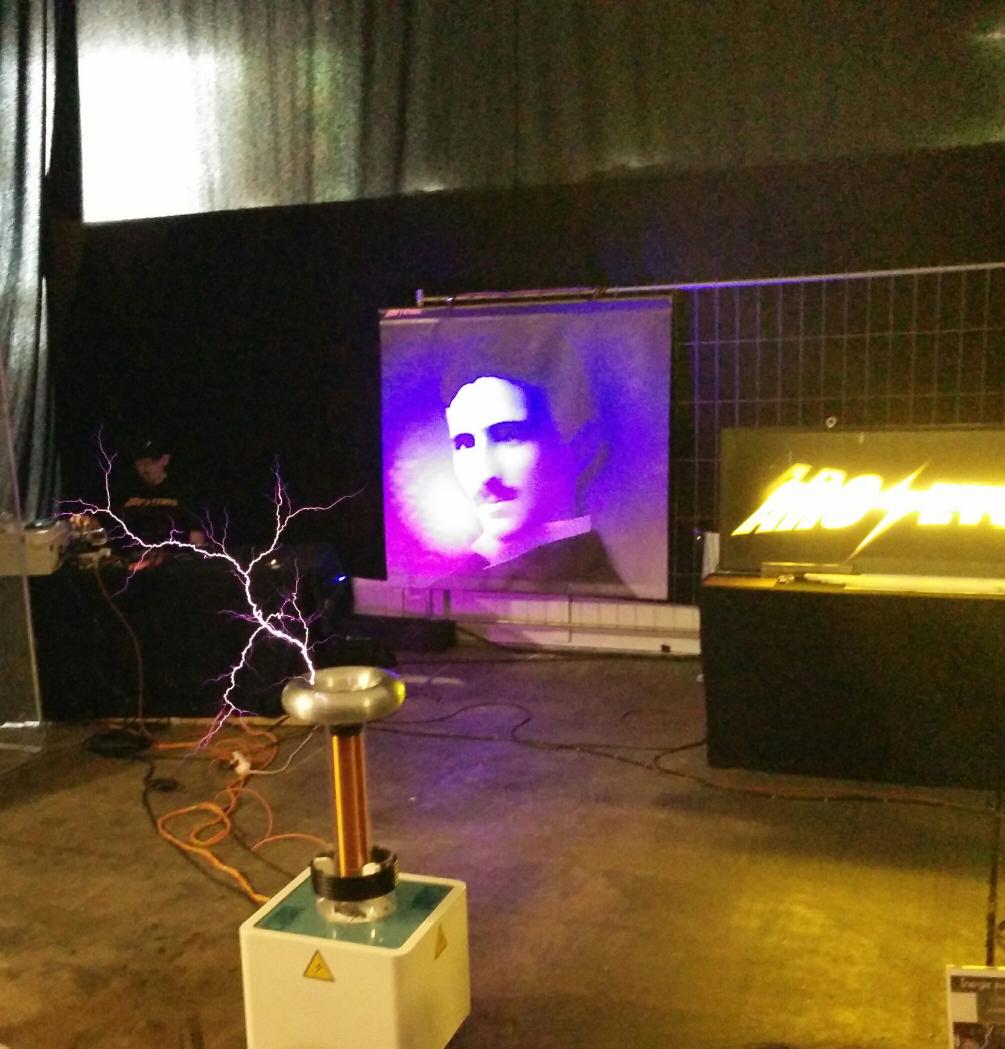 Tiqni's tweet photo. عرض يمزج ما بين الكهرباء والموسيقى (تيسلا في الخلفية طبعا) #MFP15 http://t.co/c9IFa7GFPI