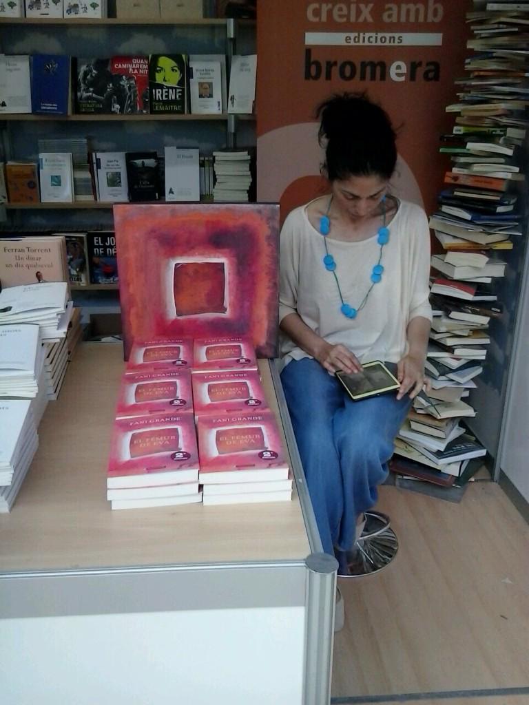 100cuarenta's tweet photo. Esta tarde @fanigrande despide la @firallibrevlc firmando ejemplares de #ElFemurdeEva en la caseta de @bromera http://t.co/INnNt8GMSn