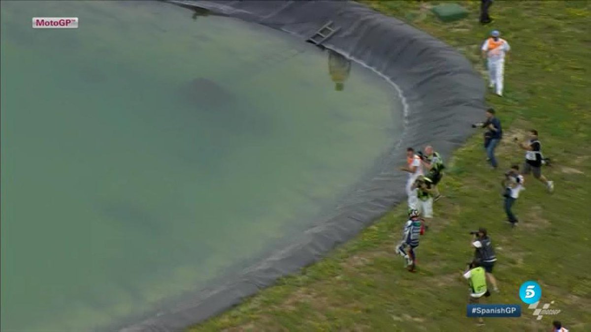 MediasetMotor's tweet photo. Así fue la celebración de Lorenzo tras ganar: ¿Se tiraría otra vez al agua de Jerez? http://t.co/htCXUGr3tH #MotoGP http://t.co/gOUc46e5B3