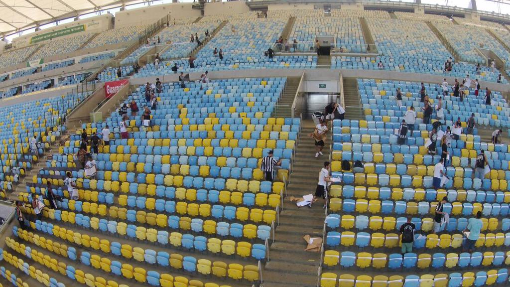 Botafogo's tweet photo. Hoje tem Botafogo! Torcida já está organizando o mosaico no Maracanã! http://t.co/Jp35hCA8tw