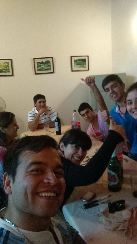 GastonCorrea17's tweet photo. Con amigos http://t.co/gwcZlMl5Vo