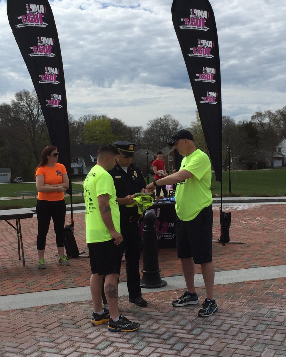 NorwoodPolice's tweet photo. Kids race about to begin. Big turnout. #RunforaVet http://t.co/GKTg2jZeHV