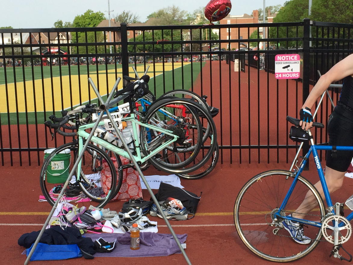 ZalkLibrary's tweet photo. Fast transition for @JChrisPires! #TriZou @ultramaxsports http://t.co/KSeokMqUGg