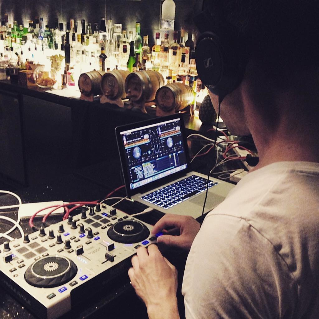 jonhenrydj's tweet image. Lucky I'm t-total or this view would be very off putting! #houseofhenry #housemusic #DJ #London #nightlife