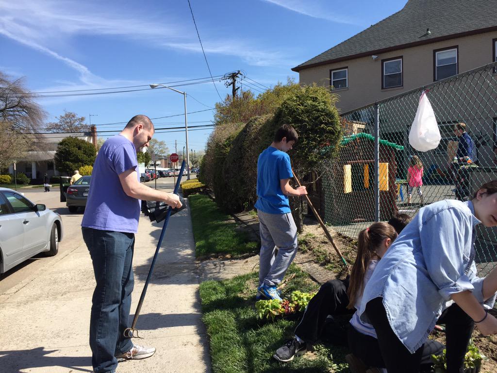 ONESY_LI's tweet photo. ONESY is hard at work #gardening 🌿🌸🌹 http://t.co/uPFSvYH02I