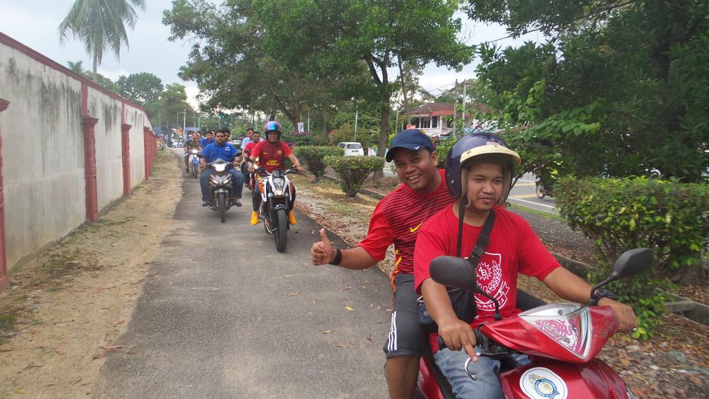 Blmspider's tweet photo. Kp balik pulau @hishamchaq bersama Yb @Khairykj ke track motorcross pdg ibu http://t.co/C4QzXxZwpq