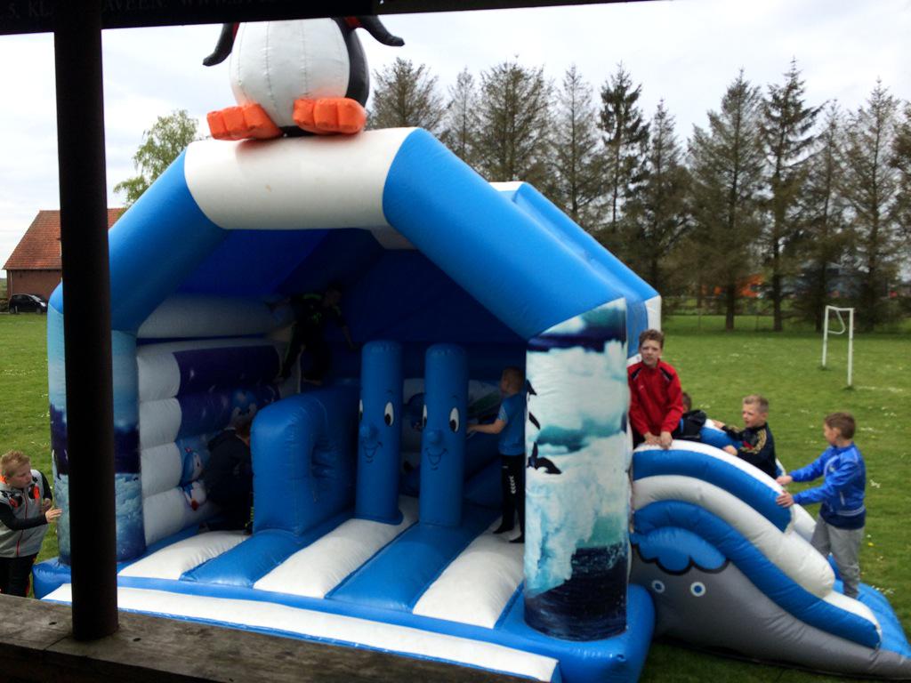 Het Pinguin Multifun springkussen staat vandaag in Zwartemeer! Ook huren? Kijk op jumpenfun.nl &amp; mail!
