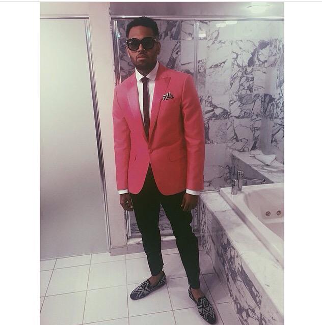 lipstickissed's tweet photo. #ChrisBrown #CB looked dapper as he headed off to his #DraisLV show #FightWeekend #FightNight #lipstickissedinfo http://t.co/jXGpJCF60A