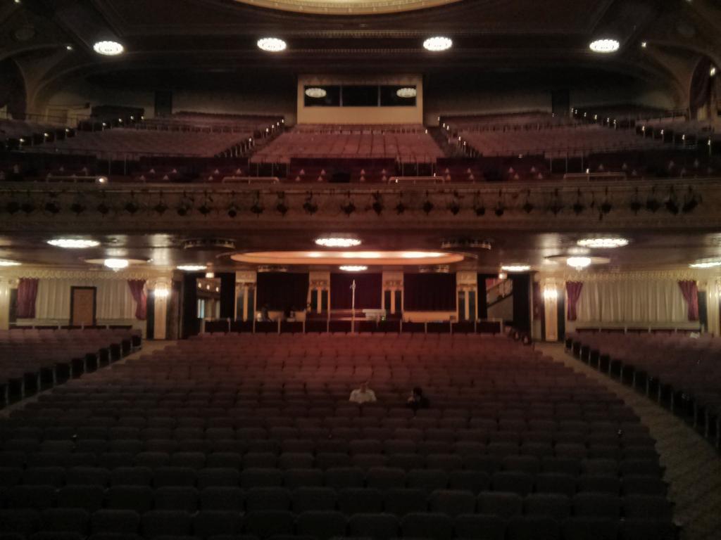 WhyYoussef's tweet photo. 1800 seat venue. @realmoamer getting ready to do this http://t.co/rsqV8RToDj
